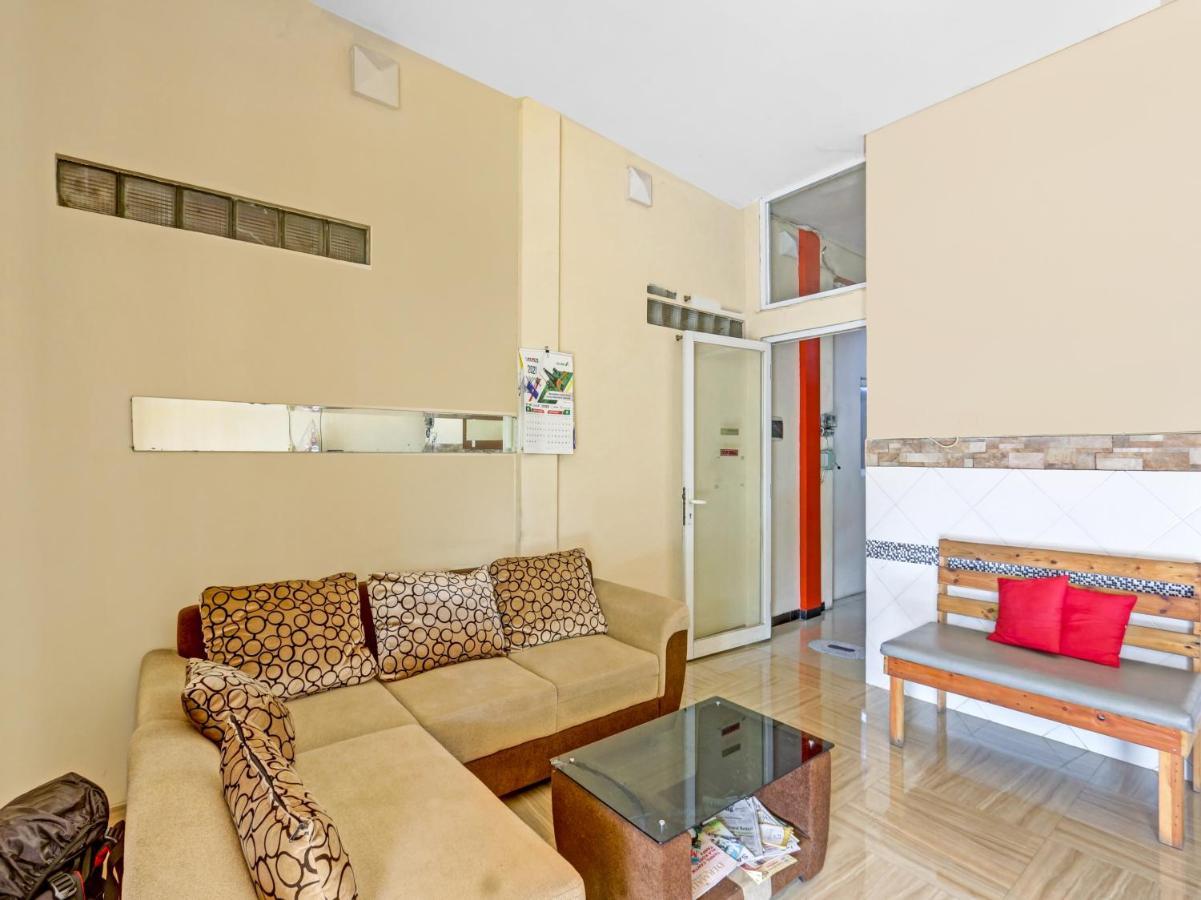 Oyo 90553 Arteri Guest House スマラン エクステリア 写真