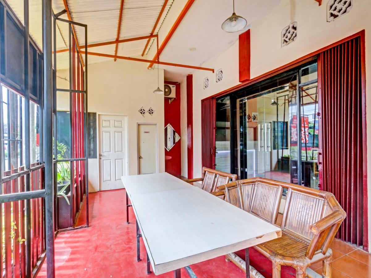 Oyo 90553 Arteri Guest House スマラン エクステリア 写真