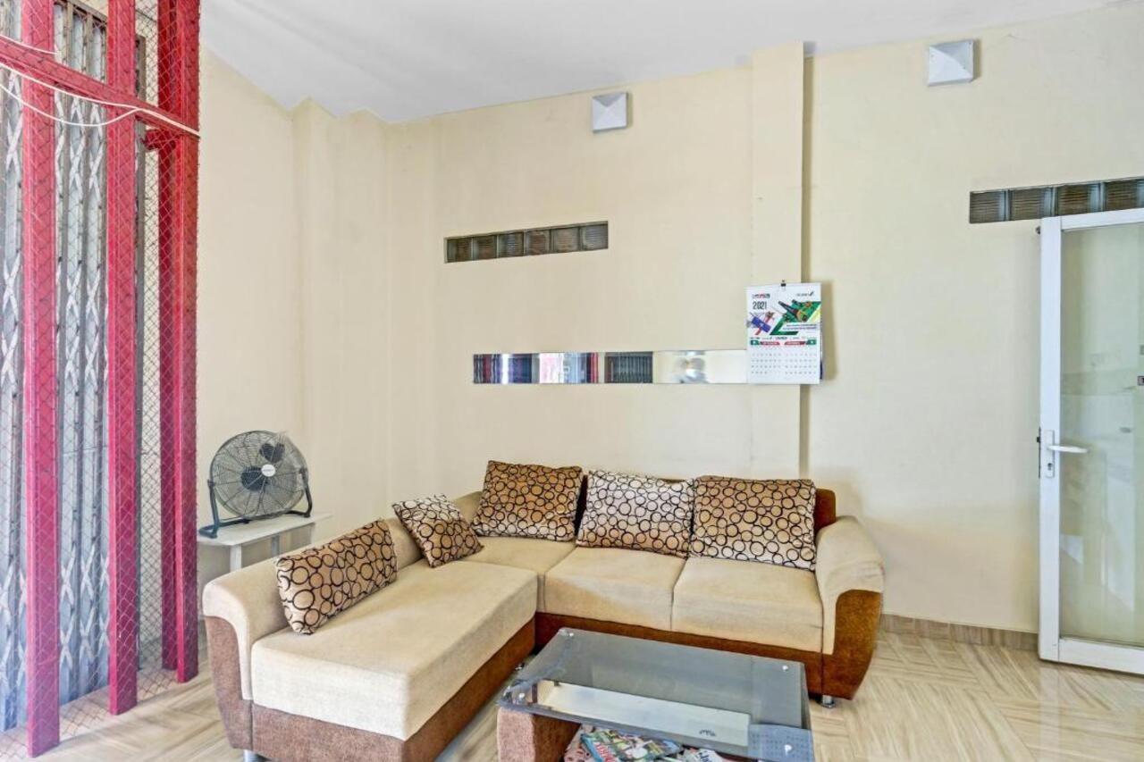 Oyo 90553 Arteri Guest House スマラン エクステリア 写真
